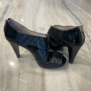 Michael Kors Heel with gold zip. Size 8, barely worn.